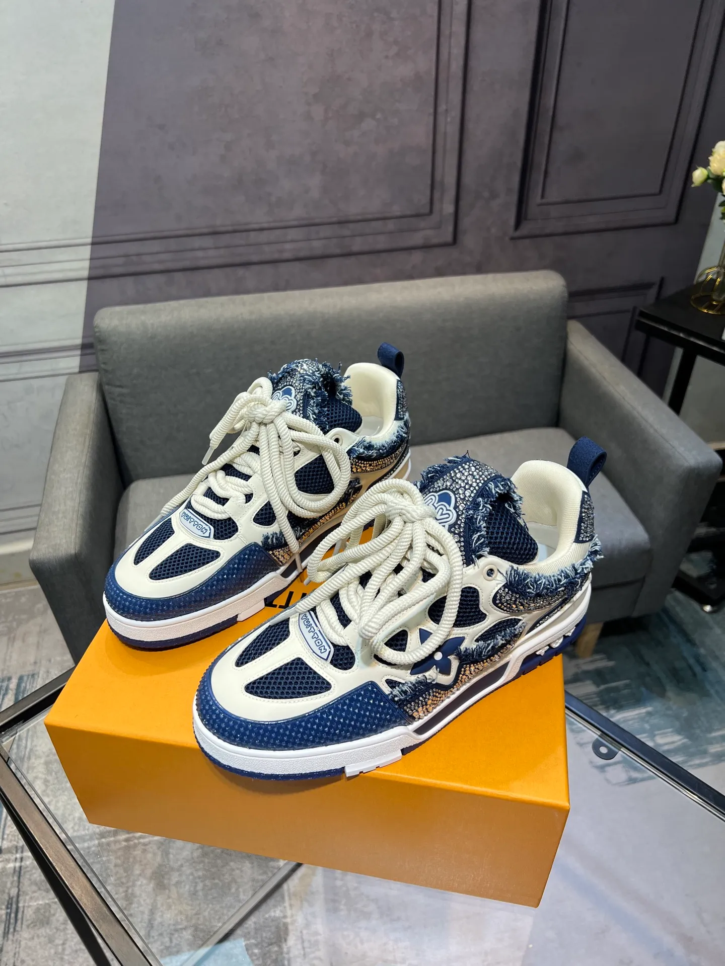 Men's men's shoes💰840 LV top version Jigglypuff new model Purchasing quality LV~Louis Vuitton LV TRAINER's best-looking sneakers, Donkey Brand strongly recommends new products, official website limited edition retro basketball sneakers! Both high-top and low-top models spent money to purchase 1:1 accurate reproductions of the originals. The details are invincible and full of sincerity. The imported custom-made original cowhide leather is the same as the original package. The details are 100% restored. The private model customizes the original one-piece TPU outsole. It is different from other brands. Without the original version, this effect cannot be achieved!                Men's and women's models 35-40 39-45 (46 is custom-made and cannot be returned or exchanged)